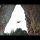 Wingsuitiga 250 km/h läbi väikese koopa (video)