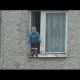 Väike laps otsustas aknalaua peal tasakaalu harjutada, 8 korrusel!