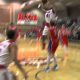 Ülikooli korvpallimängija hävitab vastase – hüppab üle mängija ja paneb pealt, maandub kukile