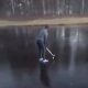 Surmasooviga golfar üritab külmunud järvel palli tabada