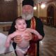 Ristimine või lapse piinamine? Peapiiskop või habemega kriminaal? Ristimine Gruusias tekitab küsimusi