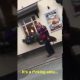 Inglismaal jäi kaamerasilma ette mees kes jalutas oma emu