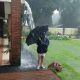 Vahepeal Argentiinas – 12. aastane poiss mängib vihma käes, kui äkki lööb äike mõne meetri kaugusele maha