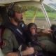 Mees päästab väikese šimpansi salaküttide eest, naudivad koos lennukist vaadet