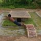 Primitiivne tehnoloogia: kaks hindut ehitavad maa-aluse maja ümber basseini