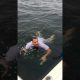 Mees hüppab ookeani järgi kalale, mis konksu otsast lahti tuli