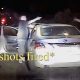 Vahepeal LA-s: gängiliige astub autost välja ja tulistab auto kinni pidanud politseinikku, paarimees päästab ta elu