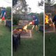 Mees paneb kogematta oma ema tagaaia põlema