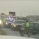 Liikluspolitseinik lükkab tunnistaja läheneva auto eest ära ja satub ise haiglasse