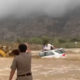 Laadur päästab kolm meest tulvavee keskel oleva auto katuselt