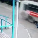 Millimeetrite mäng: buss sõidab napilt kukkunud naise peast mööda